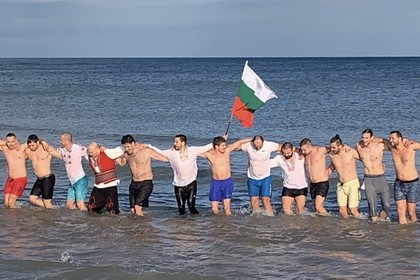 Българите в Чикаго спазиха Богоявленската традиция по хвърлянето на кръста в езерото Мичиган